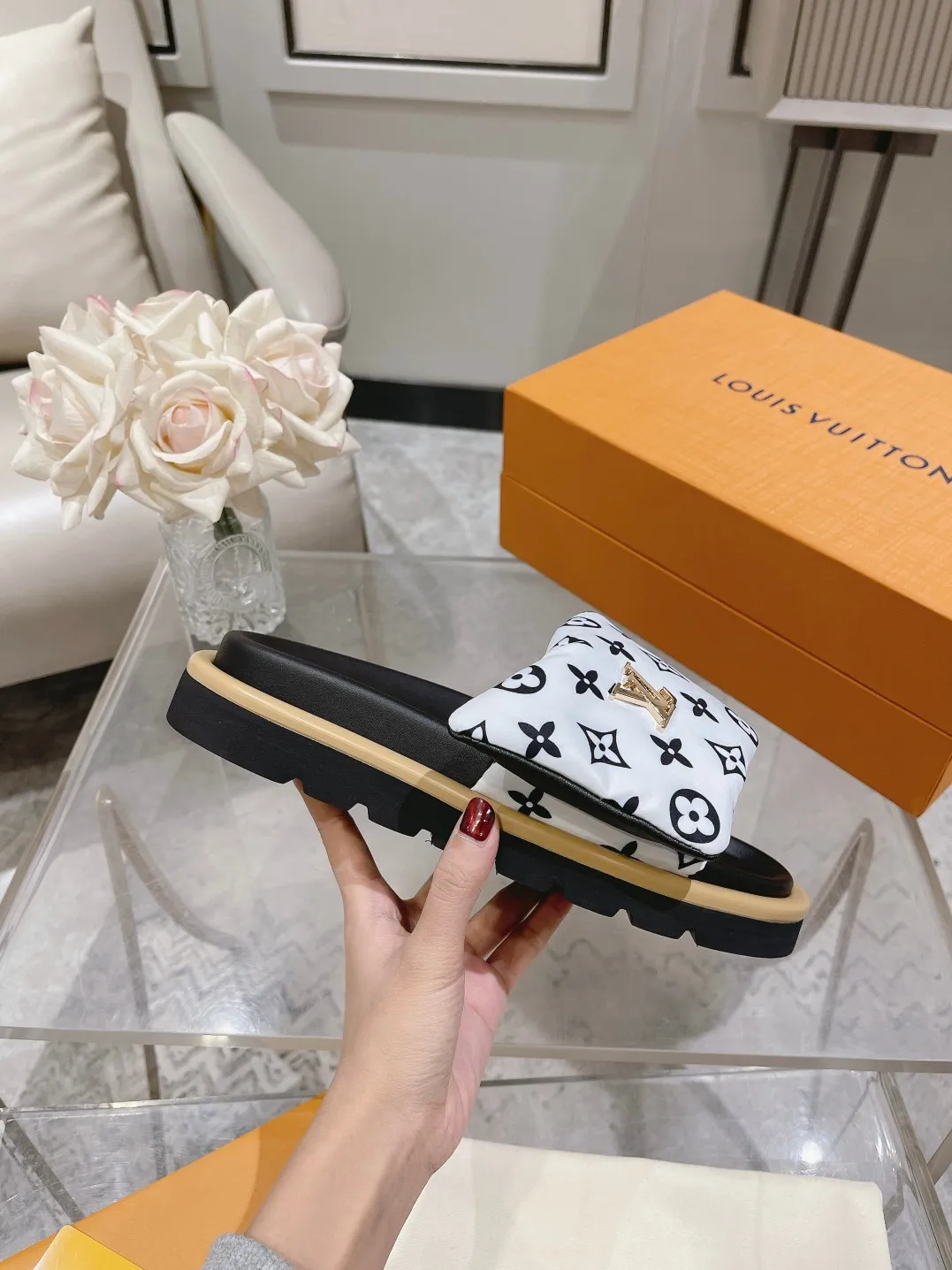 👟👟Ex-factory price 360👟👟 Lvjia brand | ²⁰²5 𝐬𝐬 💛2025 spring and summer latest popular Velcro series...Couple style thick-soled slippers, new rare products at the purchasing level💫 🍒This style is the favorite of celebrities🌟big internet celebrities. A simple and elegant sandal. A good style that you can't take your eyes off at a glance! The thick sole has the effect of increasing the height of the feet. It has the function of elongating the legs immediately. It is exquisite and low-key luxury✔️ No matter it is paired with skirts or trousers, it is super aura🛍 ━━━━━ ЅᏇєєt ━━━━━ ▪️Upper: LV old floral fabric ▪️Outsole: original molded outsole ▪️Shoe size: 35-45